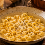 Cappelletti in Brodo: Die Festtagssuppe der Romagna Cappelletti in Brodo: Die Festtagssuppe der Romagna