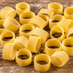 Calamarata: Die Pasta in Form von Tintenfischringen Calamarata: Die Pasta in Form von Tintenfischringen